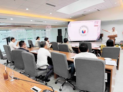 Akbayan黨團眾議員切爾·陸諾5月20日在眾議院，與其他眾議院檢察小組成員就彈劾副總統莎拉·杜特地案的程序和證據規則進行討論。陸諾曾在伊斯沓拉彈劾審判中擔任私人檢察官。