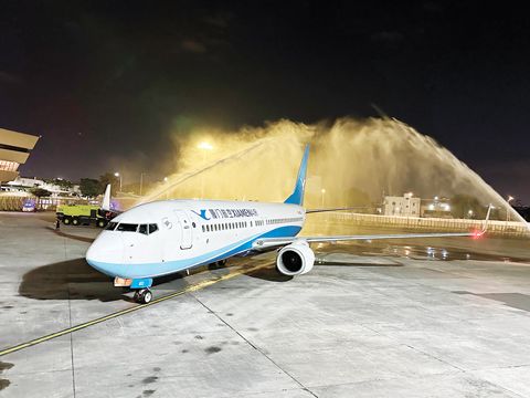 廈門航空於2026年5月20日正式開通連接杭州與馬尼拉的直飛首航航班，強化了菲律濱與中國之間的旅遊、文化交流與友誼。乘客受到菲律濱竹樂隊的熱情音樂以及傳統花環歡迎儀式的熱情款待，使他們的抵達體驗從第一步起就真正令人難忘。