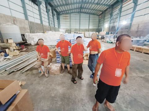 週一,北納卯省巴納波市的一處倉庫內,展示了部分涉嫌無有效工作許可證工作的中國公民。