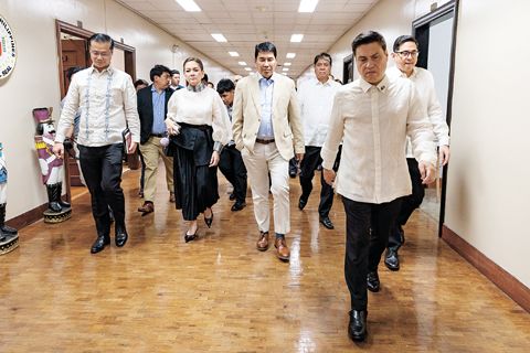 少數黨陣營成員於週二全體會議接近尾聲時離席抗議,此前他們與參議員羅丹特·馬科禮沓就修改參議院規則以允許參議員線上參與全體會議的提案發生了激烈爭論。