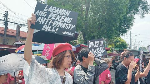 民眾力量黨在眾議院外發動抗議行動，反對《反政治王朝法案》的二讀版本。