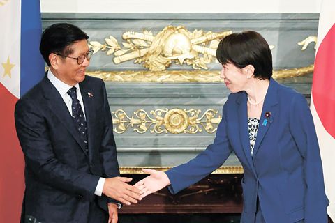日本首相高市早苗(右)28日與訪日的小馬科斯總統(左)舉行領袖會談。(美聯社)