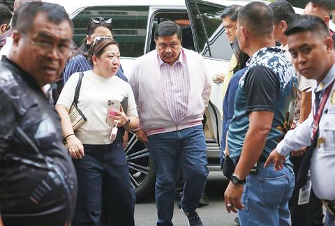 參議員晶貴·伊斯沓拉已抵達廉政法庭,就他在防洪工程醜聞中涉嫌收受回扣而面臨的貪污指控繳交保釋金。