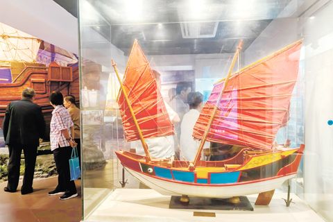 圖為菲華歷史博物館內展示的帆船模型。（中新社）