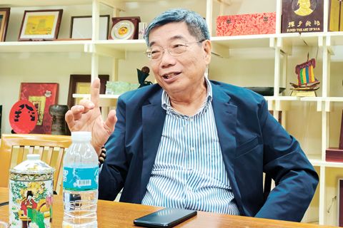 圖為5月27日，菲律濱華人翻譯家施華謹在菲華歷史博物館向中新社記者介紹月港在中國古代海上絲綢之路中的重要地位。
