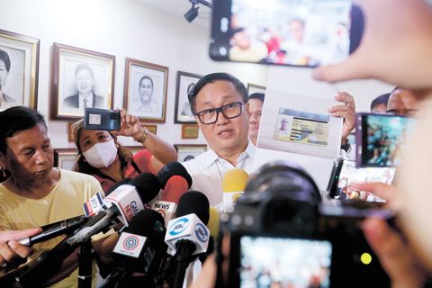 6月15日,勞工部長弗朗西斯·杜仁珍諾在馬尼拉王城內的勞工部大樓就塔布·鮑德溫的就業狀況向媒體發表講話。亞典耀大學宣布鮑德溫辭去男子籃球教練職務。鮑德溫的律師出示了他的外僑登記證,但杜仁珍諾表示,這位外國教練沒有外國人就業許可證,這引發了對遵守勞工和移民法規的質疑。