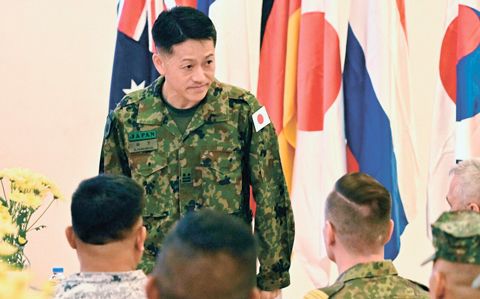在聯合演習「卡曼達格」開幕式上,日本自衛隊員向各國軍方人士點頭致意。6月15日攝於菲律濱馬尼拉。(共同社)