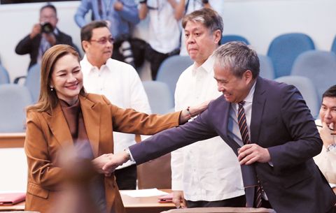 6月17日，參議員麗莎·洪智未洛斯在國會特別會議期間歡迎參議員喬爾·維惹蕊描加入多數黨集團。小馬科斯總統召集了此次特別會議，以推進關於社會保護、教育和醫療保健的優先措施，並確保政府對緊急國家關切（包括最近棉蘭佬地震）做出迅速反應。