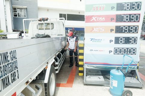 一名加油站員工於週一在馬尼拉百閣區為車輛加油。自6月23日起,石油公司將調降汽油價格每公升3.90至5.90披索;柴油每公升9.04至11.04披索;煤油每公升9.82至11.82披索。(菲新社)