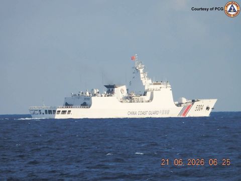 菲海岸警衛隊的「馬拉布里戈」號,連同一架部署的海上巡邏機,持續對自6月16日起在菲律濱專屬經濟區內活動的中國海警船進行驅離。