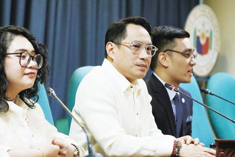 青年黨團眾議員高露薇、南蘭佬省第一區眾議員齊亞·阿隆托·阿忠及律師班傑明·托洛薩(由左至右)於週一在巴西市參議院舉行記者會。許和阿忠將在副總統莎拉·杜特地彈劾審判期間擔任眾議院檢察小組的發言人,而托洛薩則擔任私人檢察團隊的發言人。