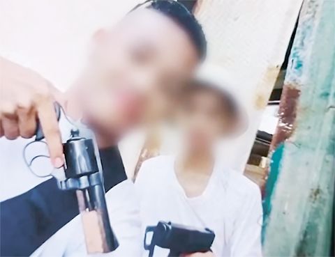 這兩名嫌犯年僅14歲和15歲,均為九年級學生,他們進入兩間教室向同學開槍,隨後被捕。