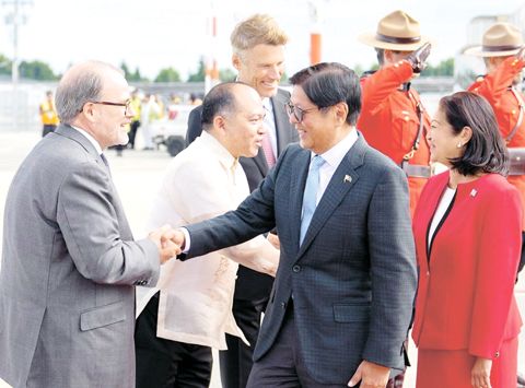 小馬科斯總統與第一夫人麗莎·亞蘭禮沓——馬科斯于溫哥華時間7月1日抵達加拿大時,接受加拿大官員及菲律濱外交使團成員的抵達歡迎儀式,標誌著總統正式訪問的開始。