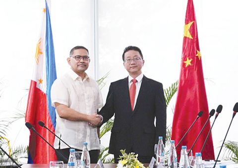 外交部亞洲與太平洋事務助理部長馬歇爾·路易斯·阿爾費雷茲與中國外交部亞洲司司長劉勁松6月30日在馬尼拉舉行雙邊會談。