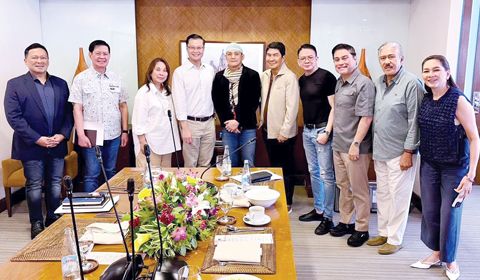 參議員於週五舉行全體參議員黨團會議,作為7月6日副總統莎拉·杜特地彈劾審判開庭準備工作的一部分。