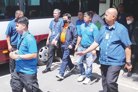 參議員羅丹特·馬科禮沓身穿一件印有「被剝奪自由者」字樣的襯衫,在嚴密戒護下,於2026年7月15日步出計順市廉政法庭。