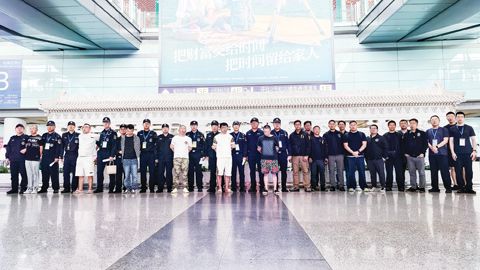 移民局官員於14日將6名犯罪嫌疑人押解遣返回中國。