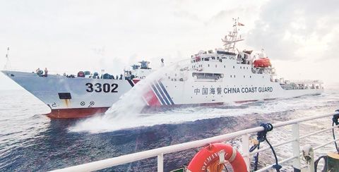 據菲律濱政府稱,中國海警船隻於7月23日上午在菲律濱海警船進行燃料補貼任務期間,據報以危險方式靠近,隨後以水炮朝該船隻噴射超過兩分鐘。