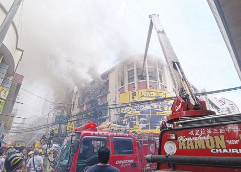 消防人員目前正在撲救馬尼拉拉旺街和黎剎大道一處商業機構的大火；火勢已達到二級警報，附近商店的租戶正忙著將財物從起火建築中搬離。