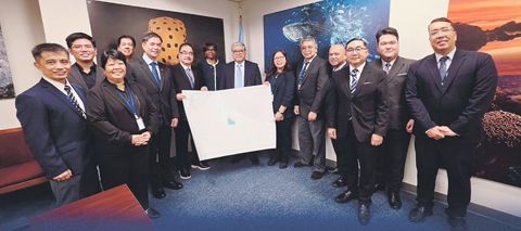 外交部7月31日表示，菲律濱正式將黃岩島及其周邊海域的官方海圖交存聯合國秘書處。中國外交部昨日聲明堅決反對、絕不接受。