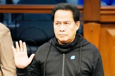 被扣押的佈道家阿波羅·紀莫雷，在菲律濱及美國均被指控性侵及販運人口。圖為他於2024年10月23日在馬尼拉出席參議院的聽證會。（美聯社檔案圖片）