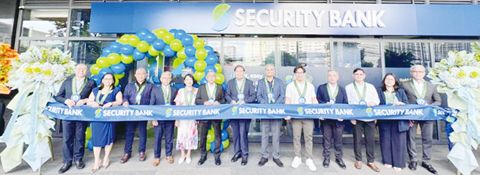 主禮剪綵儀式的嘉賓（由左至右）：第一副總裁兼第