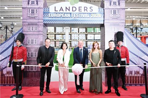 由左至右：Landers