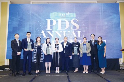 首都銀行金融市場部門高管在PDS年度頒獎典禮上榮獲最高榮譽。左起：首都銀行資金集團主管John