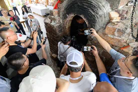 图为海外华媒侨领在重庆荣昌安陶小镇围观荣昌陶开窑现场。