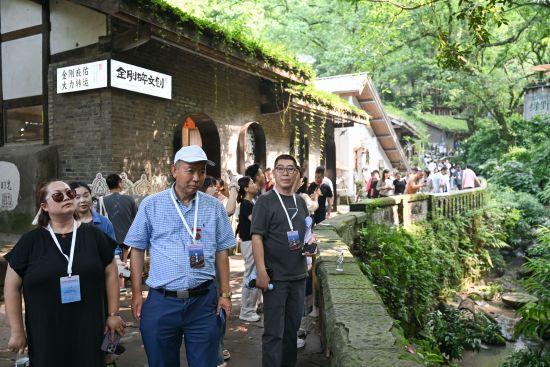 图为游客在金刚碑古村落游览。