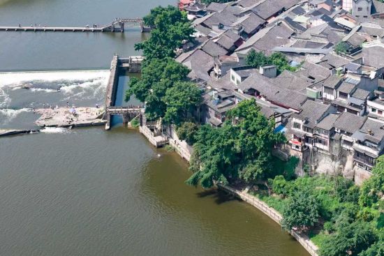 6月14日,航拍万灵古镇,古朴建筑错落有致,濑溪河畔古韵悠然。(无人机照片)中新社记者