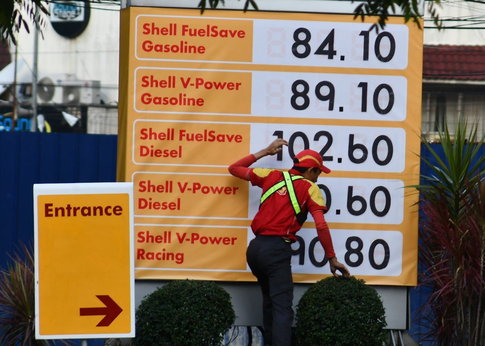 最新的油價調整3月17日已於馬尼拉市的加油站生效，柴油價格已超過每公升100披索。