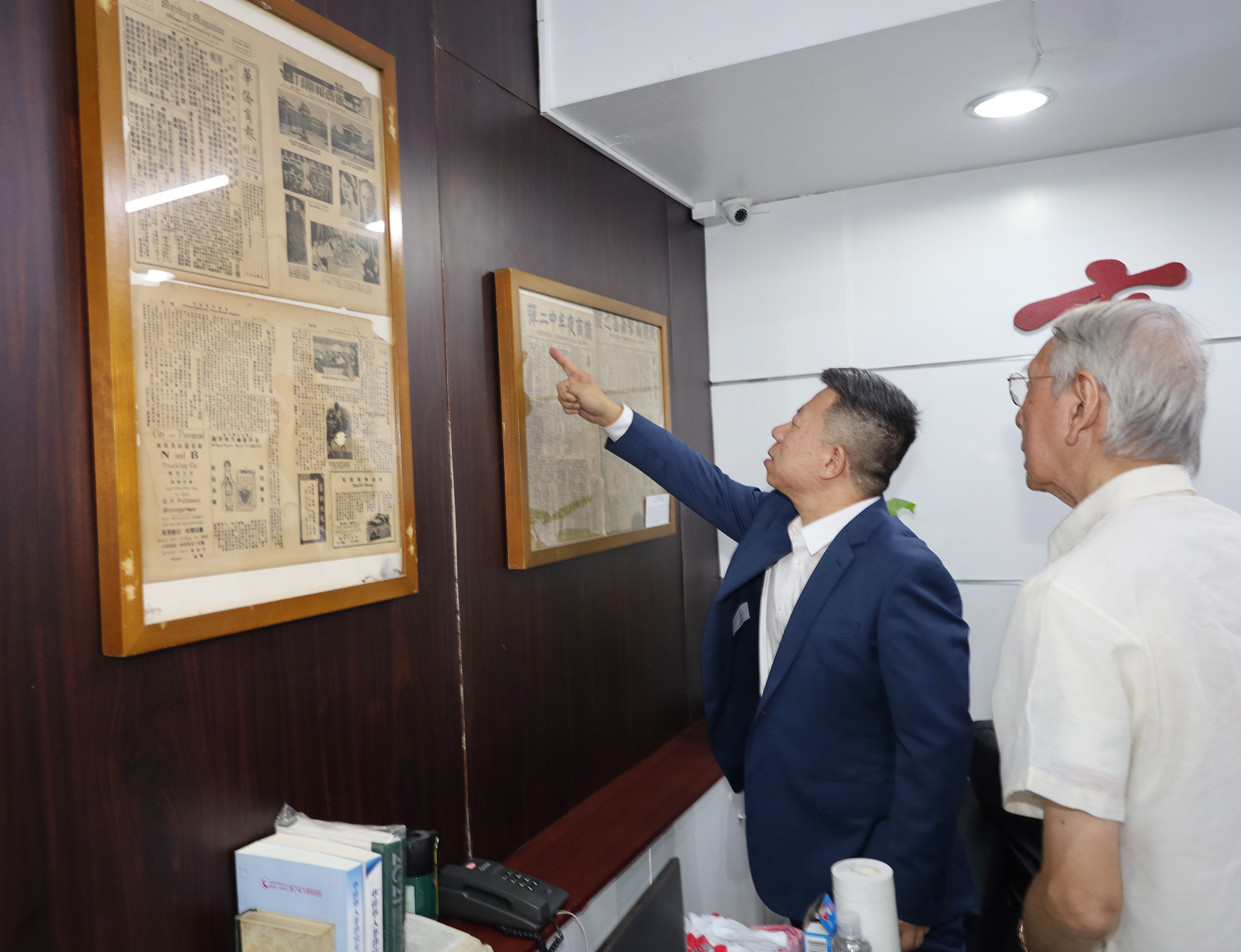 于慶文社長向井泉大使介紹本報二戰前的舊報紙展覽。(記者Celia Ramos攝)