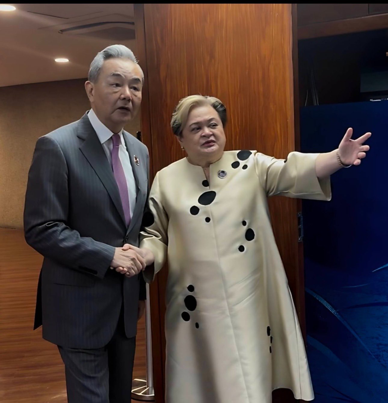 圖為外交部長拉扎羅於7月22日在東盟會議期間會見中國外交部長王毅,討論菲中關係。