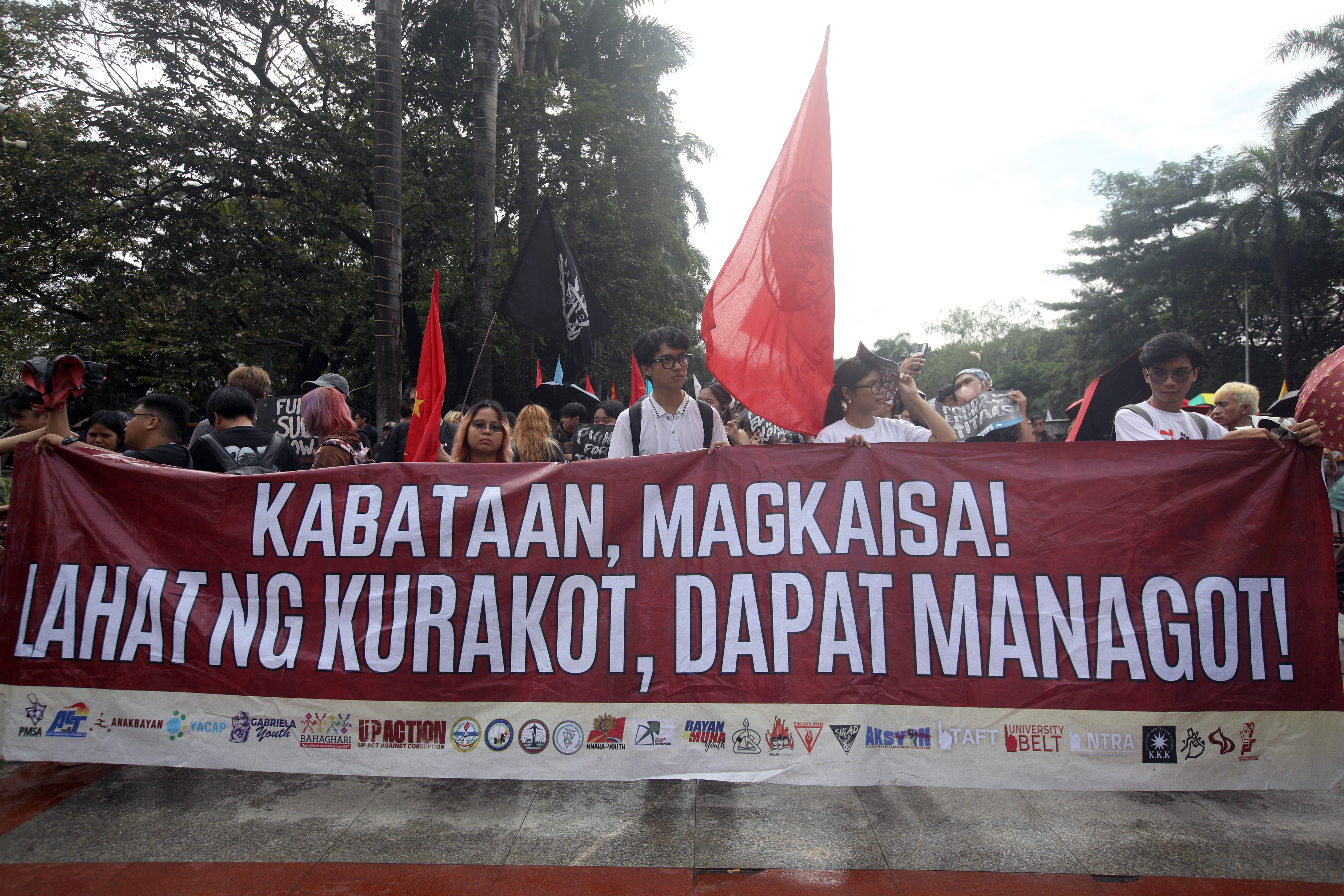 青年代表與反貪腐團體於週三在馬尼拉文尼法壽廣場參與紀念國際人權日的抗議集會。