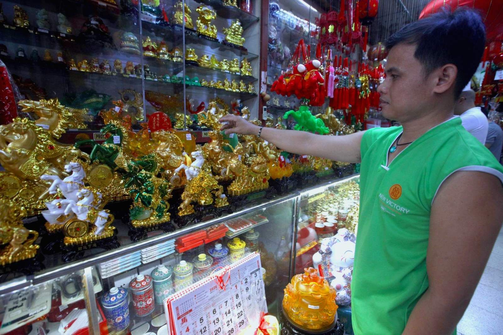 馬年擺飾及其他小飾品正快速售罄，如1月16日在馬尼拉華人區的這家商店所示。