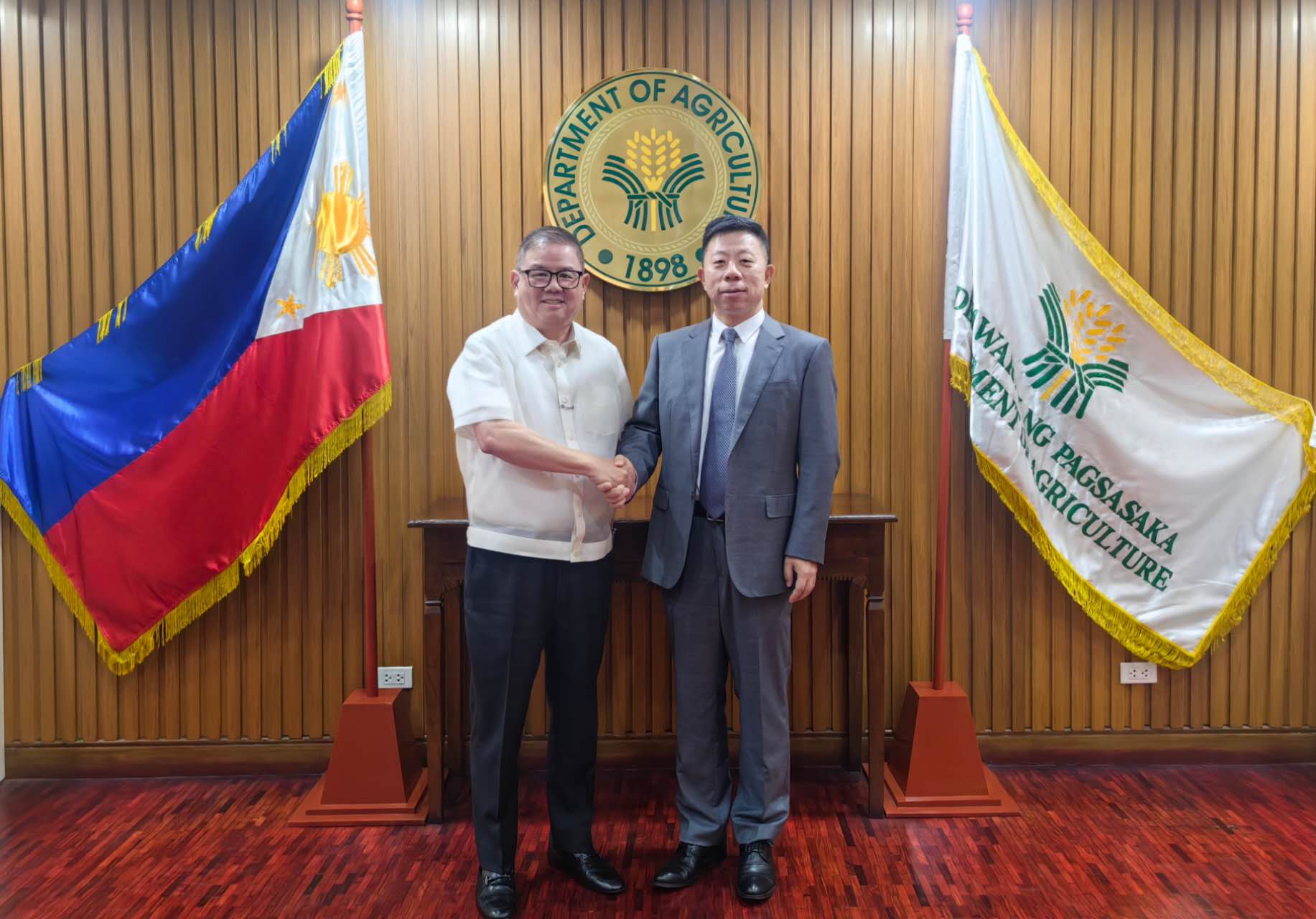 3月17日，中國駐菲大使井泉會見農業部長劉禮，雙方就農業領域合作進行交流。