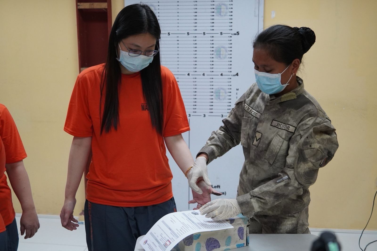 圖為前班班社社長郭華萍週五晚上被押到女子監獄登記入冊,開始服刑。