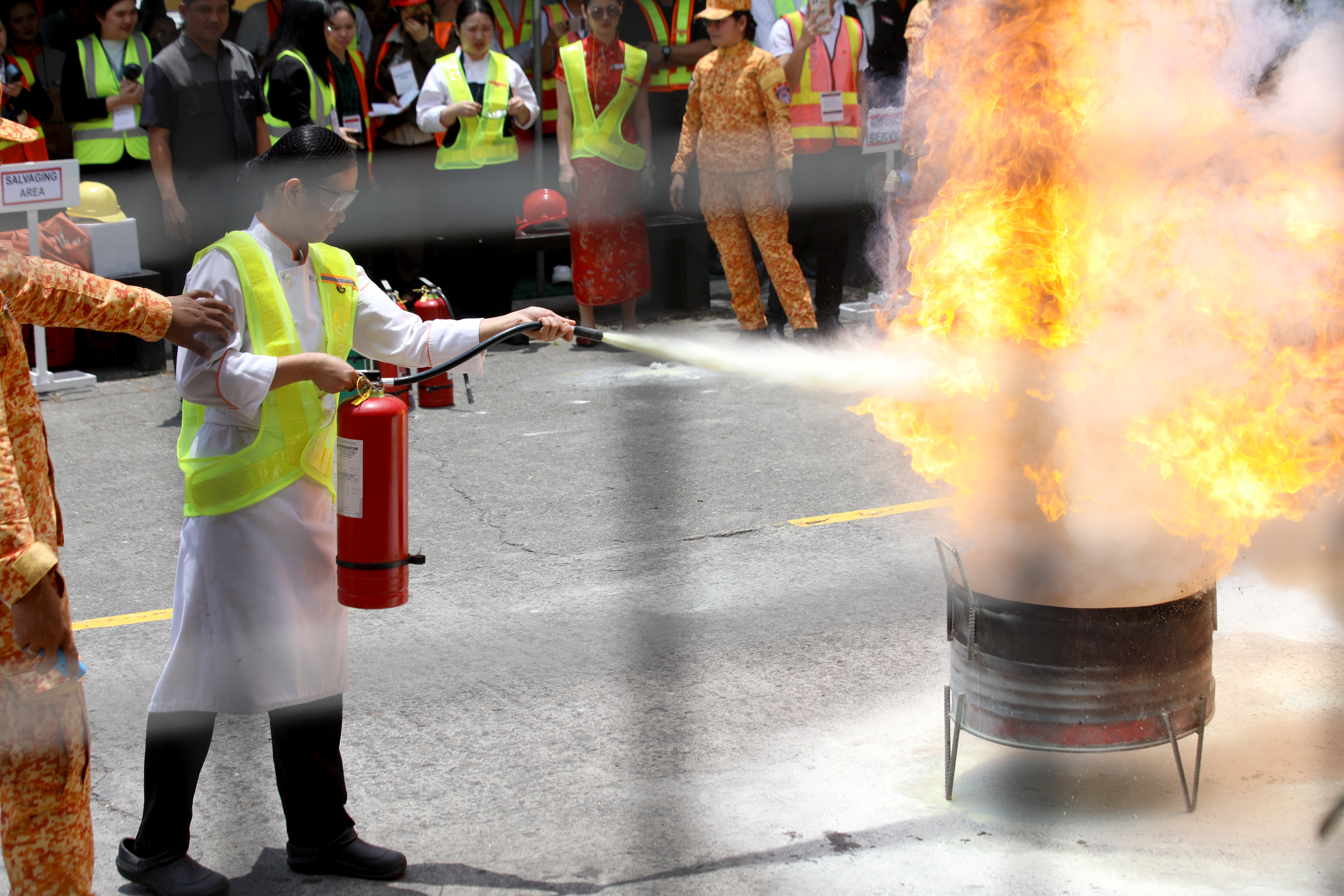 4月8日，在馬尼拉王子酒店，一名志願者試圖撲滅模擬火災。