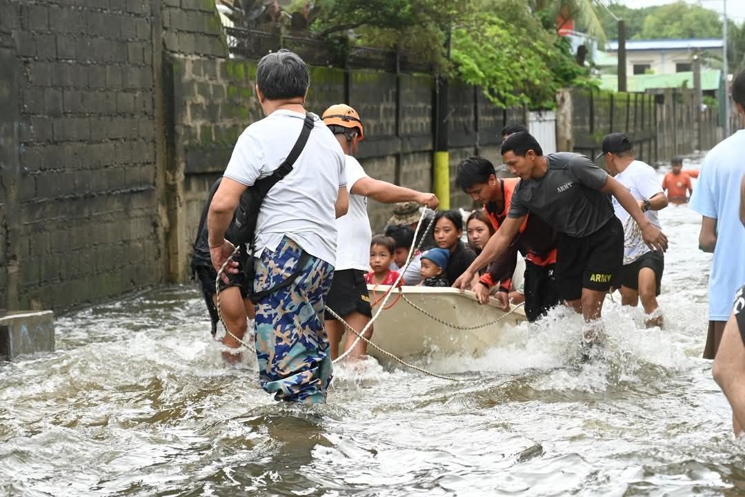 8月10日,蜂雅絲蘭省卡拉西奧因洪水泛濫,民眾正在進行預防性撤離。