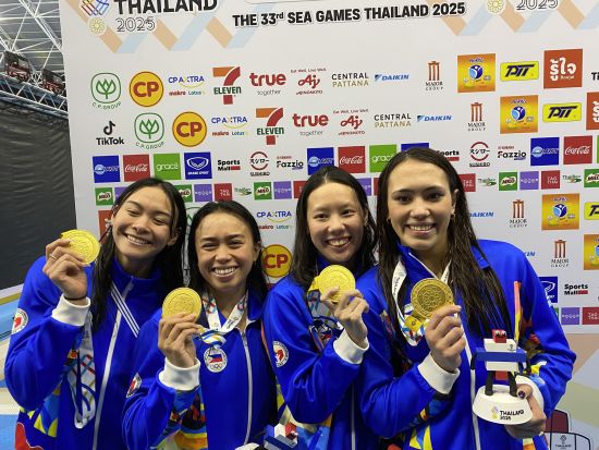 菲華裔泳后蔡仙娣(右二)等在2025年東南亞運動會女子4x100米自由式接力賽奪金牌。
