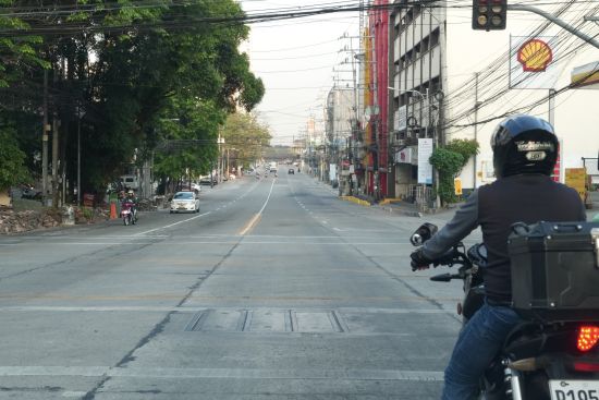 由於燃料成本高昂，包括集尼客車在內的公共車輛減少行駛，鬧市幾乎空無一車。