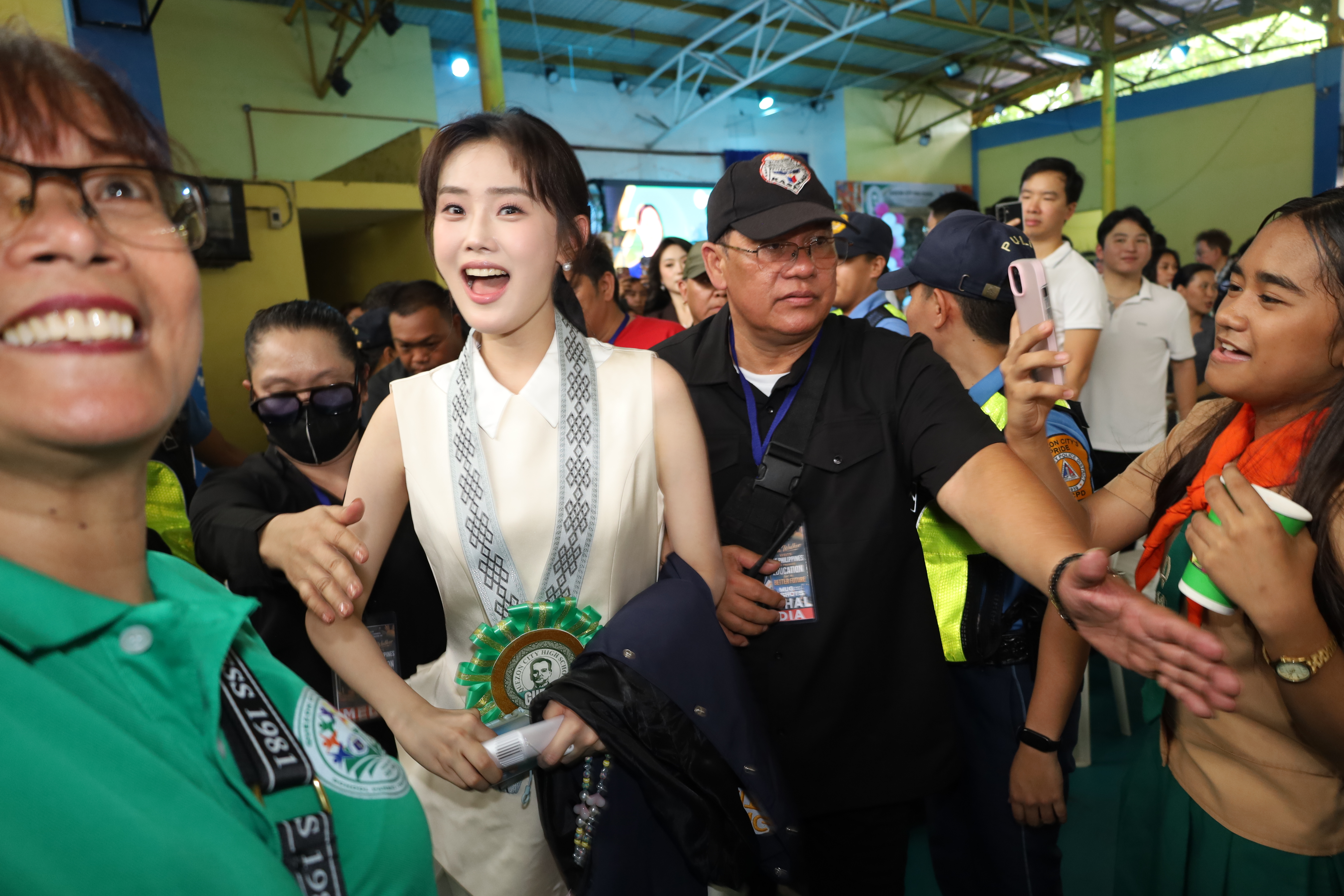 圖為中國微短劇《真千金她是學霸》女主角張穎菲6月9日訪問計順市高中。
