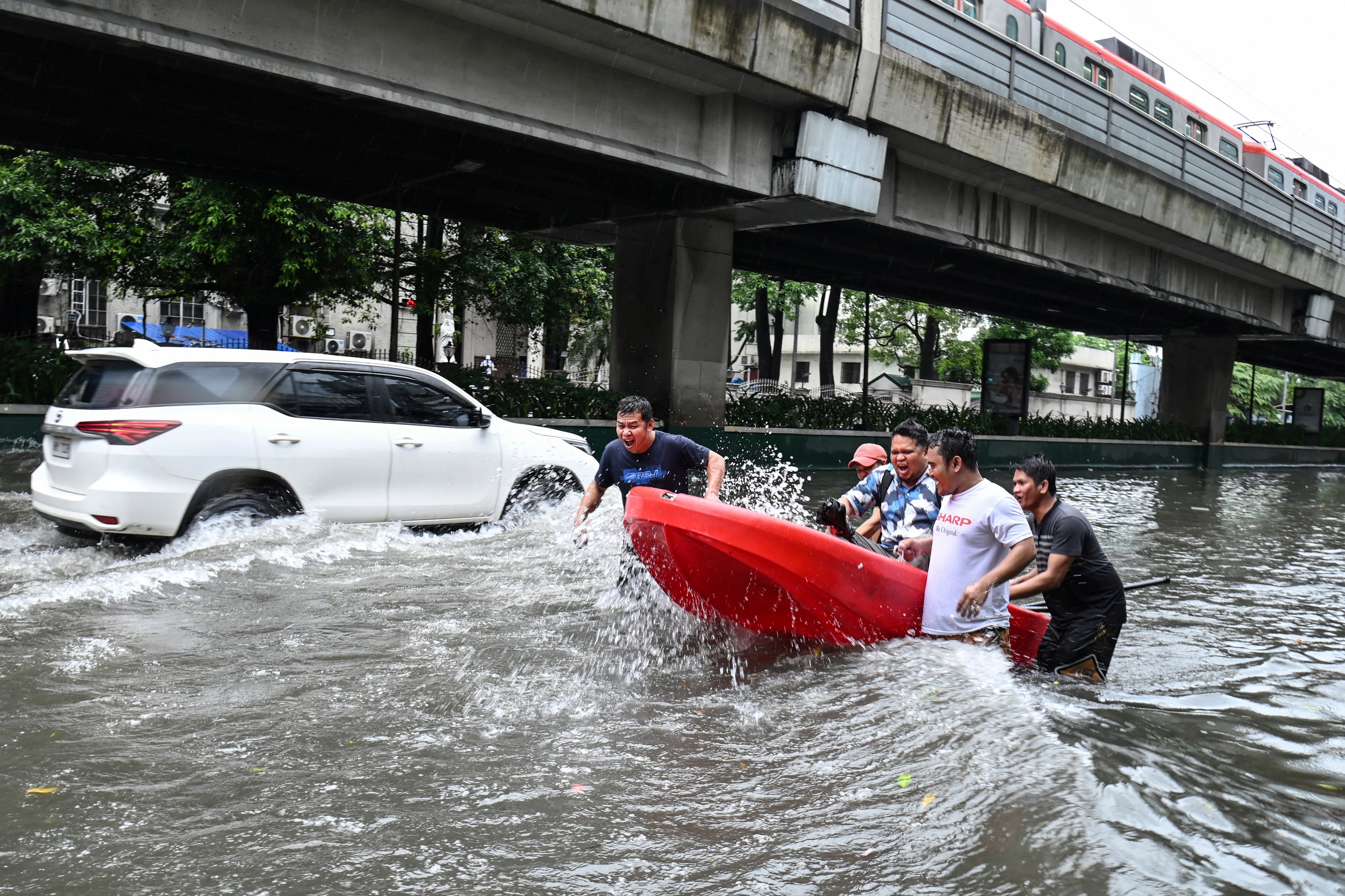 馬尼拉市塔夫脫大道一段路段8月17日再次因持續強降雨帶來的洪澇而淹沒,宛如一片汪洋。