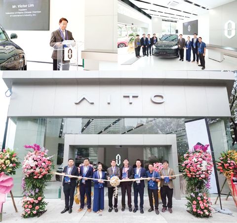 圖片說明:上排小圖左至右依次為林榮輝、施東方、莊前進、黃年榮及張昭和。第二排林榮輝和黃奇昭帶領理事會成員在台上高歌之影,第三排為林榮輝和黃奇昭帶領理事們在台上高歌之影。第四排商總領導與抽彩幸運兒的合影。下排左圖和中圖分別是蔣曉瑋和林榮輝在聯歡會上獻唱;右圖為商總聯歡晚會現場的盛況。(本報記者Celia