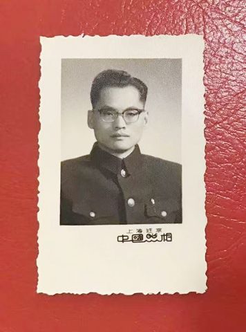 （圖3）1956年海關總署任命父親為科長時在北京的留影。