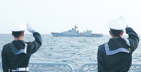 2026年3月20日，第40次中越北部灣聯合巡邏暨首次海上聯合訓練結束，中方官兵列隊與越方官兵揮手告別。